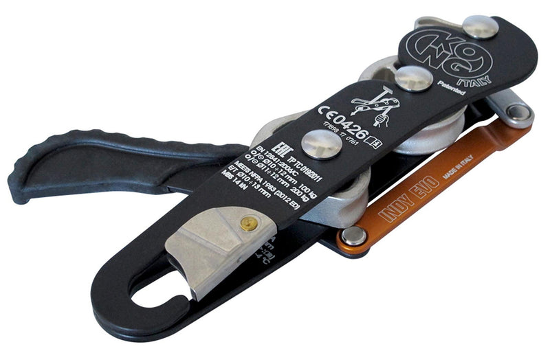 D4 descender controlled descent device for safe lowering